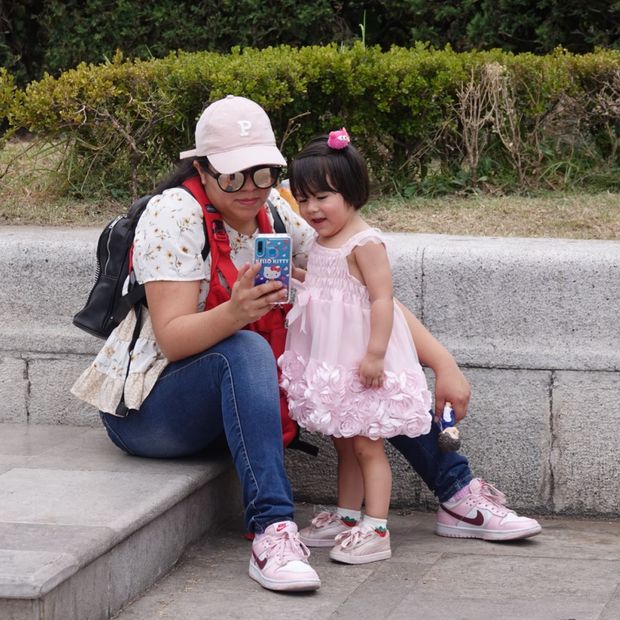 Niñas con su mamá